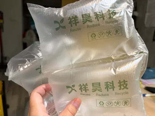 ▲雖然網購氣泡袋（緩衝包材）上有回收符號，但回收大百科指出，其因為太輕薄，沒有什麼回收價值，很難被再次利用的垃圾。（圖／記者徐銘穗攝）