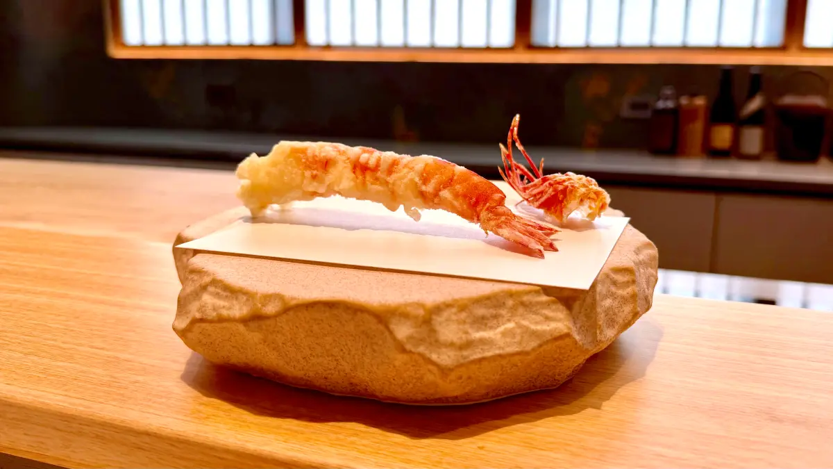 ▲台中低調開幕板前「龍富天婦羅」Omakase無菜單料理，天天秒殺超難訂位，使用8成台灣食材，開箱溏心烏魚子、致敬天婦羅之神的星鰻讓人驚艷，午餐16道菜2500元相當有誠意。（圖／記者蕭涵云攝）