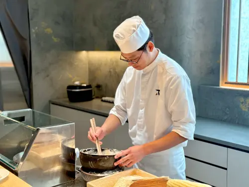 ▲「龍富天婦羅」新銳主廚張仁豪Eddie。（圖／記者蕭涵云攝）