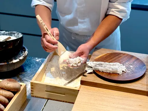 ▲主廚Eddie從麵糊到炸油，都有自己的講究之道。（圖／記者蕭涵云攝）