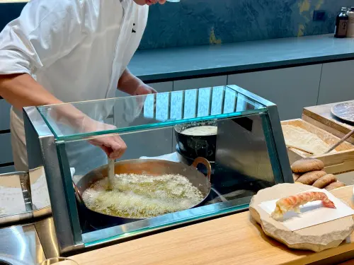 ▲Eddie浪漫形容油炸聲響「聽起來要像是海浪的聲音。」（圖／記者蕭涵云攝）