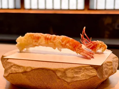 ▲厚鮮味美的「明蝦」、搭配酥脆蝦頭。（圖／記者蕭涵云攝）