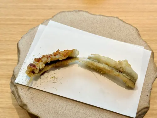 ▲致敬天婦羅之神早乙女哲哉「MIKAWA是山居」店鋪吃法的「星鰻」。（圖／記者蕭涵云攝）