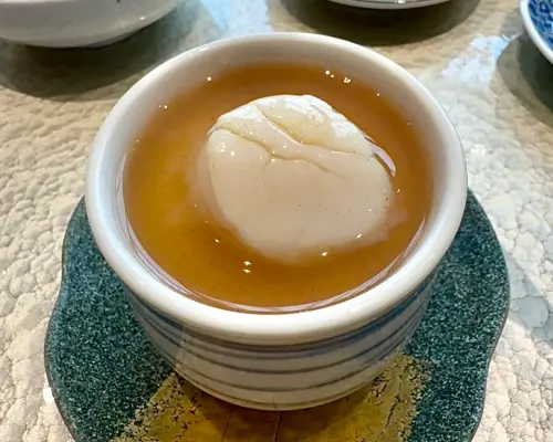 ▲茶碗蒸豪邁放上巨大干貝。（圖／記者蕭涵云攝）