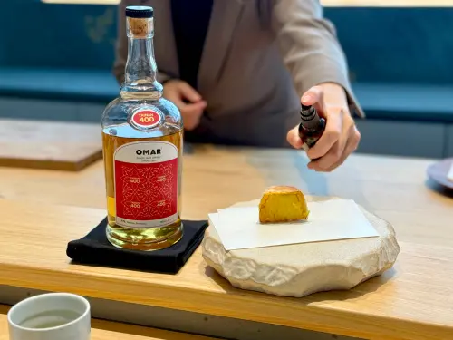 ▲帶皮厚切呈現的地瓜，噴灑進帶有炕窯烤番薯香甜、焦糖般尾韻的酒款，延續香甜。（圖／記者蕭涵云攝）