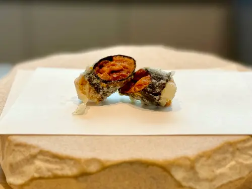 ▲海苔包覆北海道「海膽」，是另一款柔軟風格的天婦羅。（圖／記者蕭涵云攝）