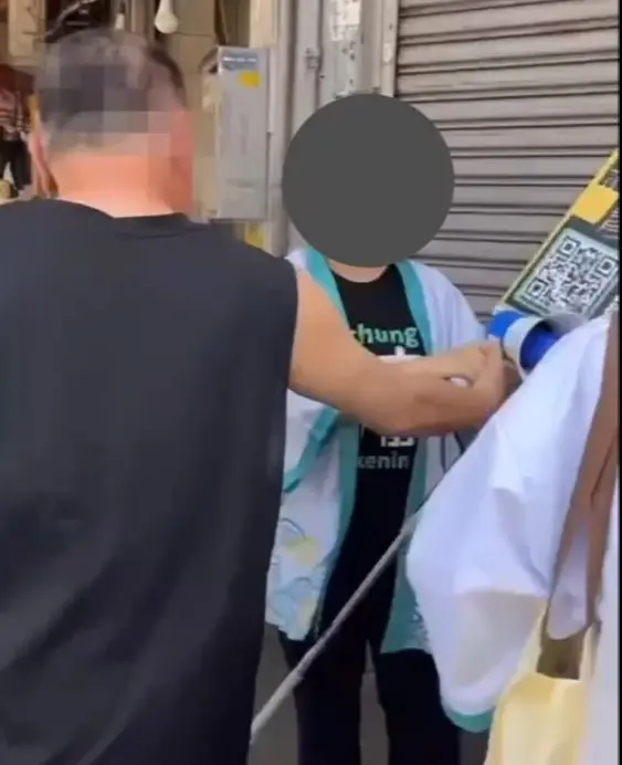 ▲男子一度動手欲搶走女志工的擴音器。（圖／台中市林炘烽提供，2025.03.26）