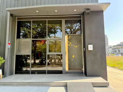 ▲「龍富天婦羅」選址靠近公益路一級餐飲戰區，但空間相對較自在的區域，也方便饕客停車。（圖／記者蕭涵云攝）