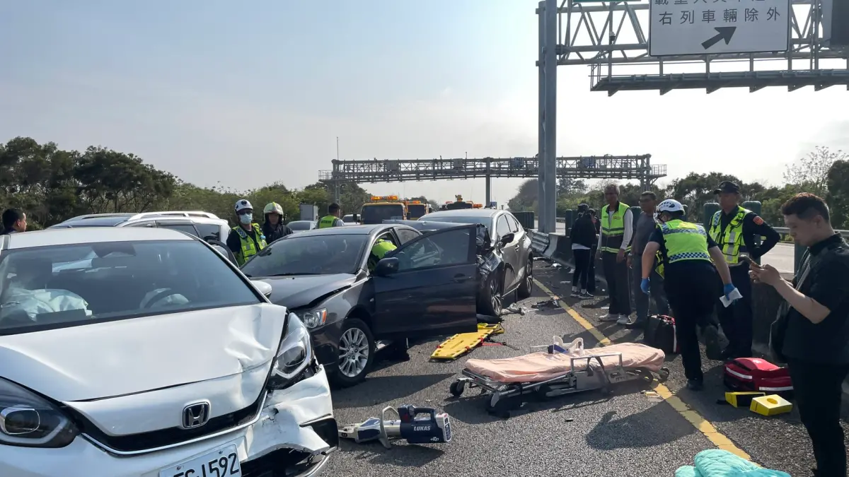 ▲國道3號苗栗竹南鎮北上121.5K處，今（26）日下午2點多發生6車連環撞意外，造成4人輕傷、1人重傷需手術治療，但都無生命危險。（圖／警方提供）