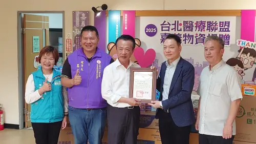 ▲嘉義縣長翁章梁頒發感謝狀給北醫盟理事長趙忠傑（圖／台灣台北醫療聯盟提供）