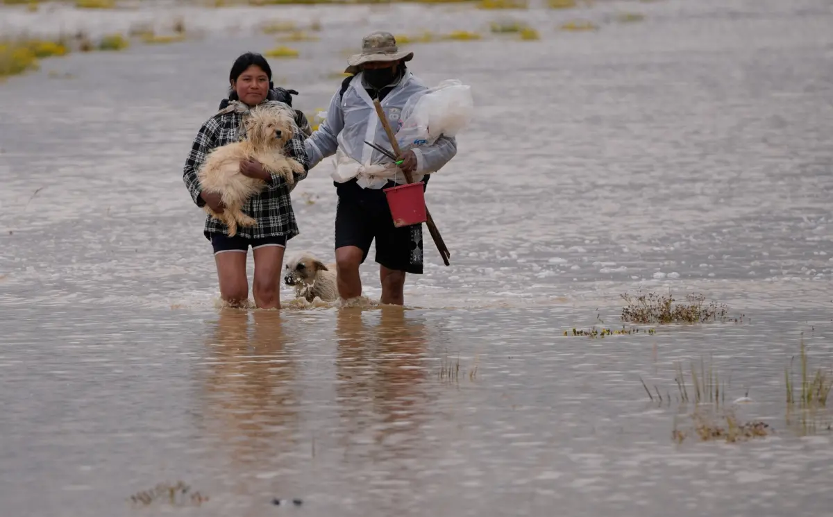 ▲南美國家玻利維亞，因持續暴雨導致的洪災，已導致逾50人死亡、超過10萬人流離失所，宣布進入國家緊急狀態。（圖／美聯社／達志影像）