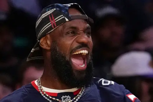 ▲詹姆斯透過芬威體育集團（FSG）持有利物浦、紅襪與企鵝隊股權，被視為為未來競逐NBA擴編球隊老闆鋪路；他多次公開表態，希望有朝一日能在拉斯維加斯擁有一支NBA球隊。（圖／美聯社／達志影像）