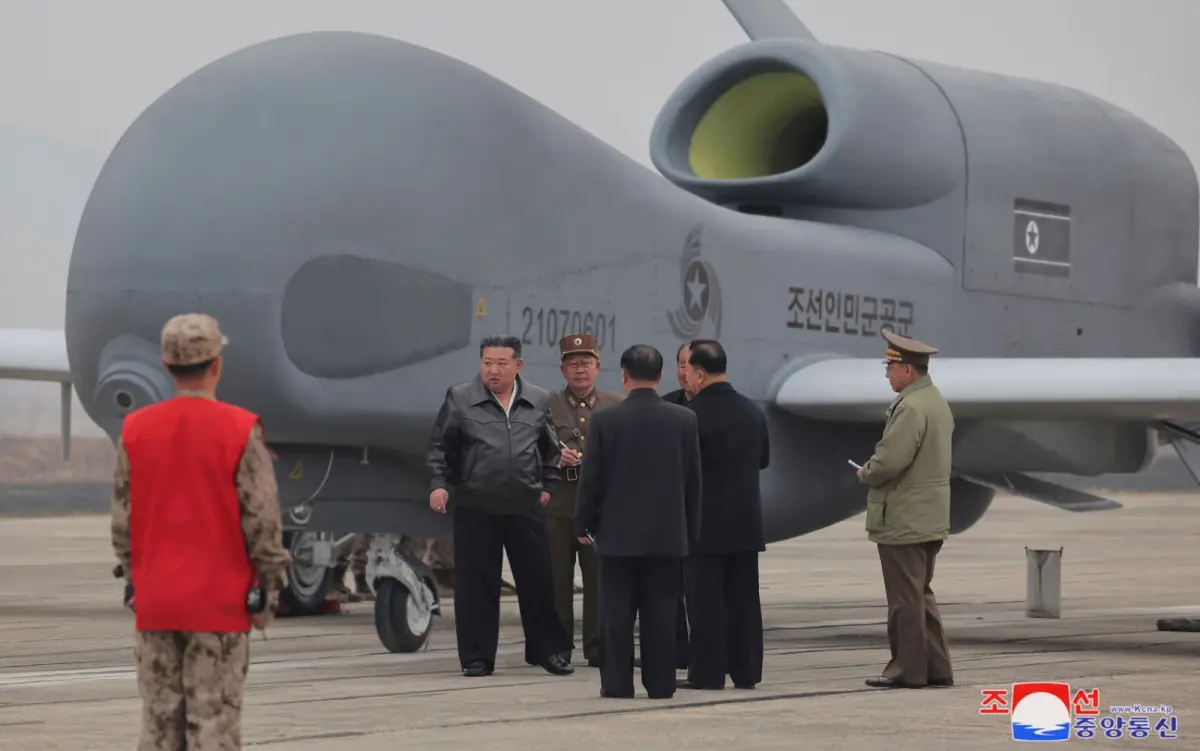 ▲北韓領導人金正恩監督了搭載AI科技的自殺無人機測試。（圖／美聯社／達志影像）