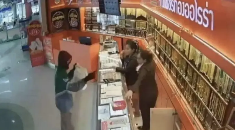 ▲一名竊賊喬裝成外送員，打劫超過150萬泰銖（約新台幣146萬元）的金項鍊。（圖／翻攝自Thaiger）