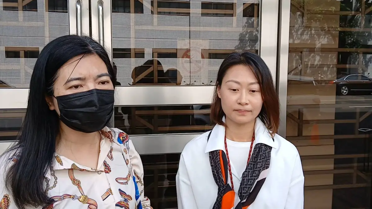 ▲前民眾黨員馬治薇（右）與委任律師陳麗玲（左）。（圖／翻攝畫面）