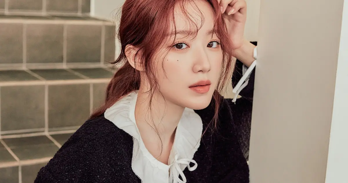 ▲舒華登韓綜《兩天一夜4》，在枕頭戰環節時，李準遭爆料「是舒華頭號粉絲」，舒華面對粉絲，選擇用輕拍攻擊，讓他被萌到嘴角失守。（圖／翻攝自instagram yeh.shaa_）