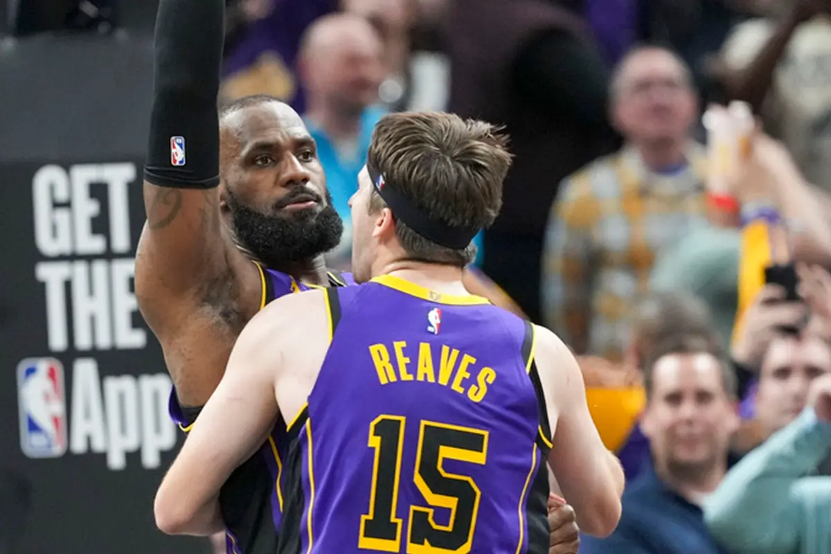 ▲「詹皇」LeBron James展現王者風範，末節攻下10分，並在最後0.1秒完成關鍵補籃，幫助湖人壓哨絕殺。（圖／美聯社／達志影像）