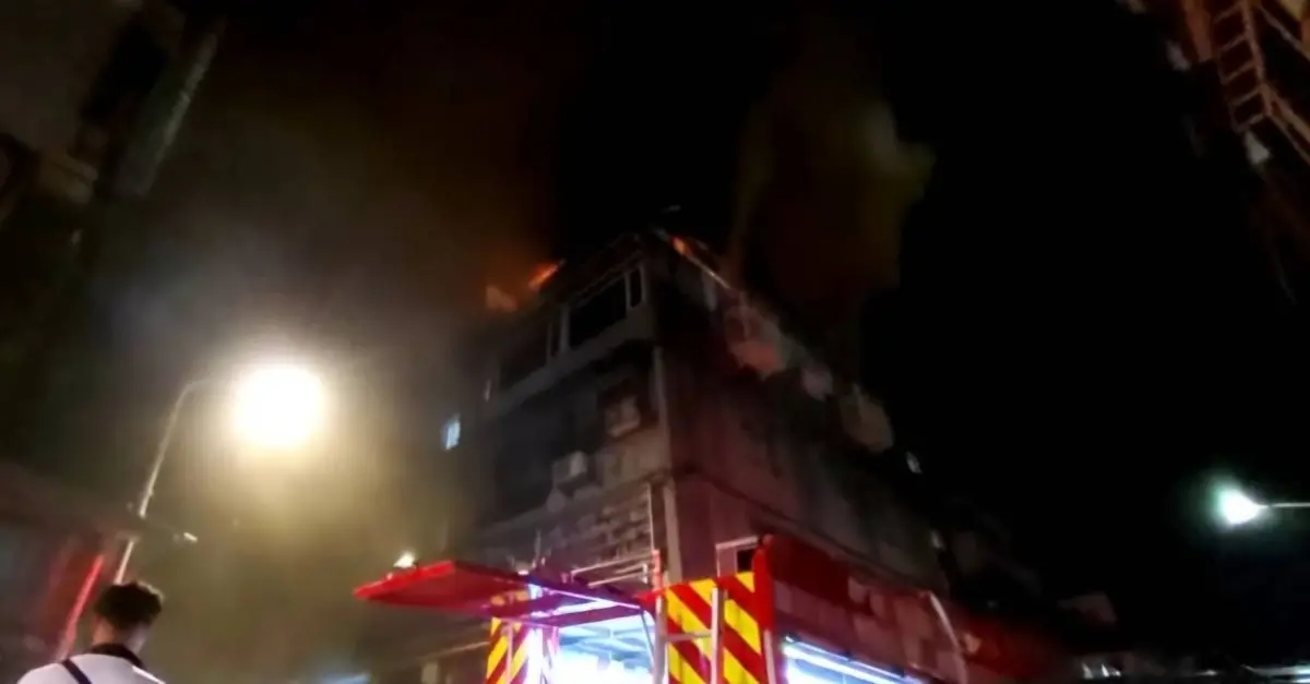 ▲台北市信義區嘉興街27日凌晨2時29分許，一處民宅頂樓加蓋傳出火警，40歲女租客在廁所被發現，已明顯死亡。（圖／台北市消防局提供）