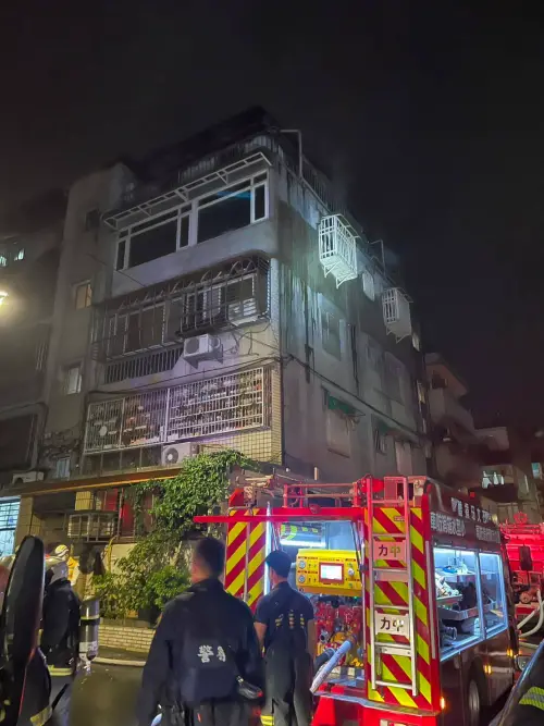 台北市信義區嘉興街27日凌晨2時29分許,一處民宅頂樓加蓋傳出火警,40歲女租客在廁所被發現,已明顯死亡。(圖/台北市消防局提供) ▲台北市信義區嘉興街27日凌晨2時29分許,一處民宅頂樓加蓋傳出火警,40歲女租客在廁所被發現,已明顯死亡。(圖/台北市消防局提供)