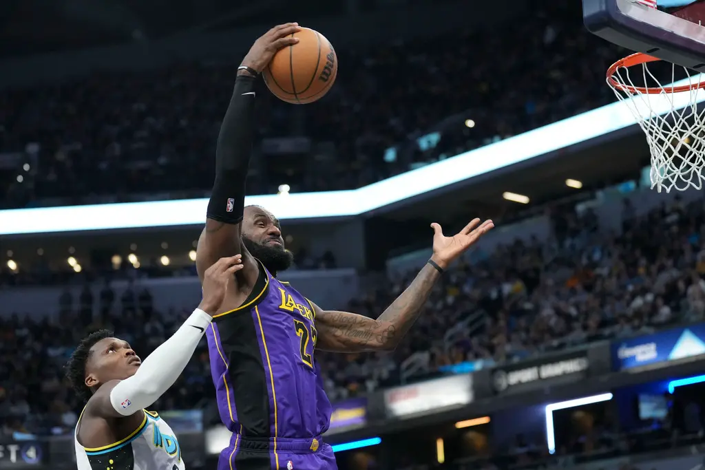 ▲洛杉磯湖人今（27）日作客出戰印第安納溜馬，憑藉LeBron James最後時刻的補籃絕殺，以120：119險勝溜馬，終結三連敗。關鍵時刻的表現，體現出他的超高球商。（圖／美聯社／達志影像）