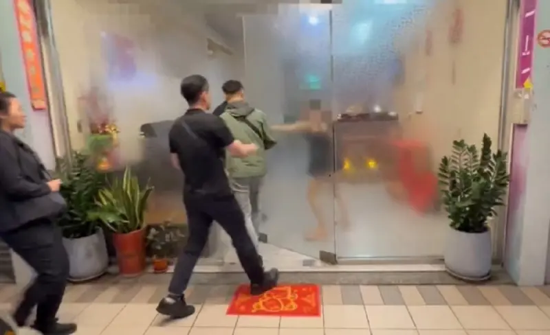 ▲高雄市著名排毒一條街在轄區高市警局三民第一分局近日主動出擊掃蕩掛羊賣狗肉的色情養生館，當場查獲２女服務生從事非法半套性交易。（圖／記者郭凱杰翻攝）