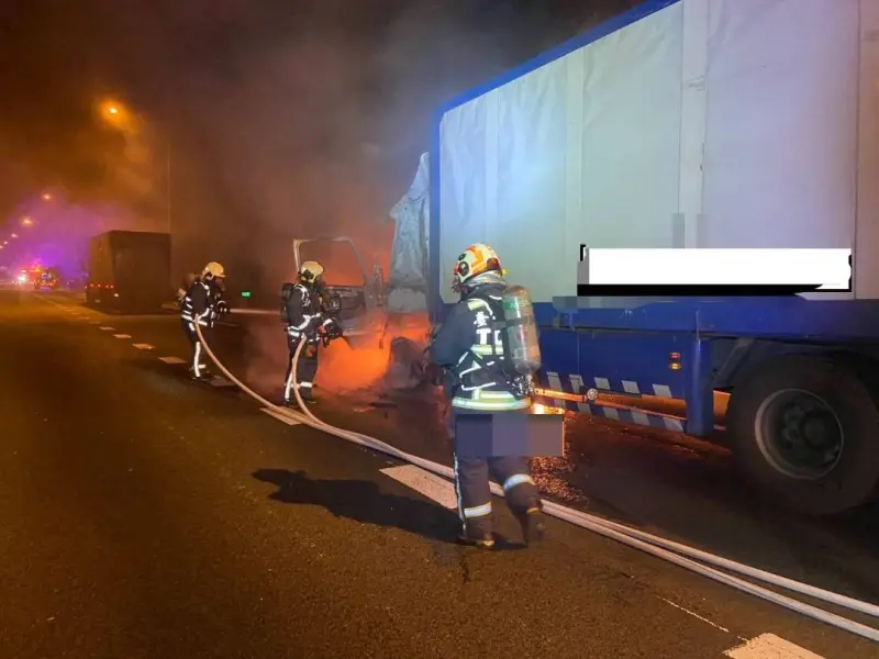 ▲國道1號三義路段大貨車追撞成火燒車 駕駛困死車內！（圖/記者鄧力軍翻攝）