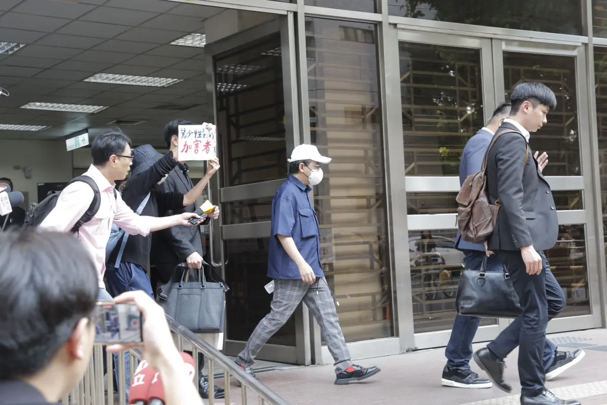 ▲藝人黃子佼因持有2259段未成年不雅影像，一審判刑8個月，昨（26）日下午黃子佼到高院第6次出庭，有網友覺得噁心，發起讓張小燕讀黃子佼判決的活動，吸引近5千多名網友支持。（圖／記者李政龍攝）