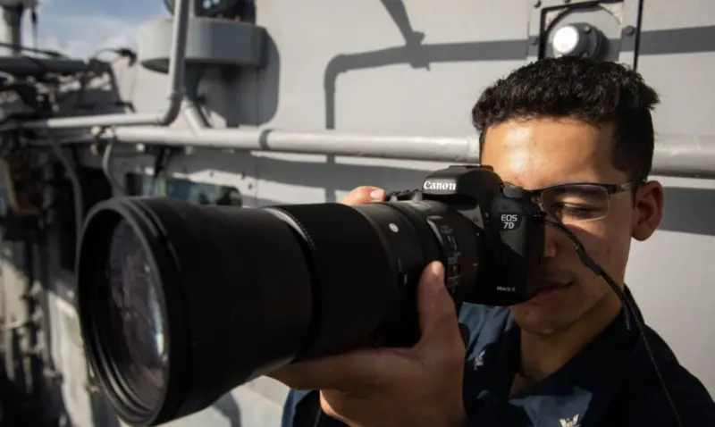 ▲監控海上艦艇,美國海軍配發單眼相機搭配長鏡頭。(圖/美國海軍)