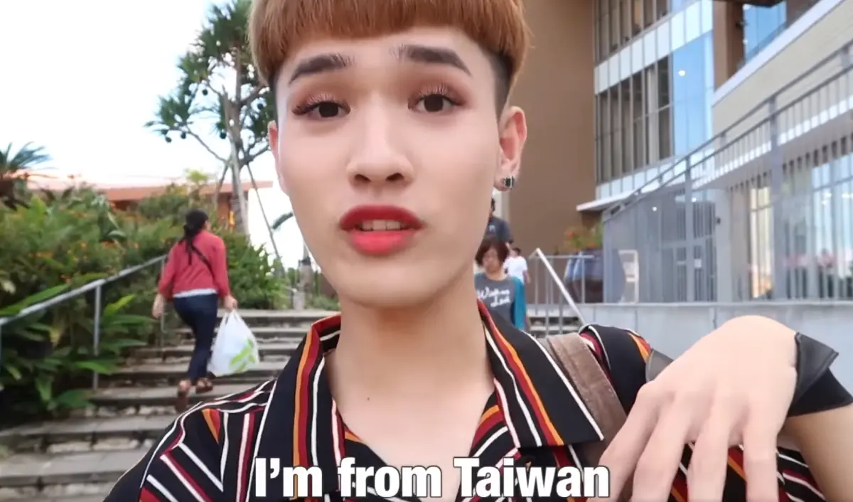 ▲鍾明軒5年前到沖繩旅遊，購物時都會跟日本人說自己來自台灣。（圖／翻攝鍾明軒臉書影片）