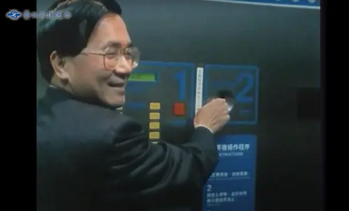 ▲時任台北市長的陳水扁,在1996年3月28日啟用自動售票機,買下台北捷運第1張車票。(圖/翻攝畫面) ▲時任台北市長的陳水扁,在1996年3月28日啟用自動售票機,買下台北捷運第1張車票。(圖/翻攝畫面)