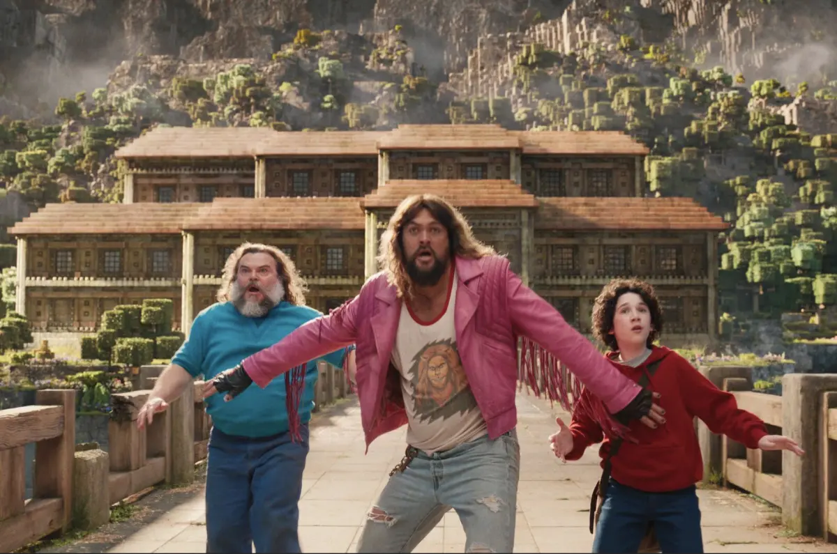 ▲「水行俠」傑森摩莫亞（中）在《Minecraft 麥塊電影》挑戰喜劇角色，表現意外搶眼，不僅遊戲創意總監直呼他的動作打鬥超好笑，連傑克布萊克（左）都認為他比自己還好笑。（圖／華納兄弟提供）