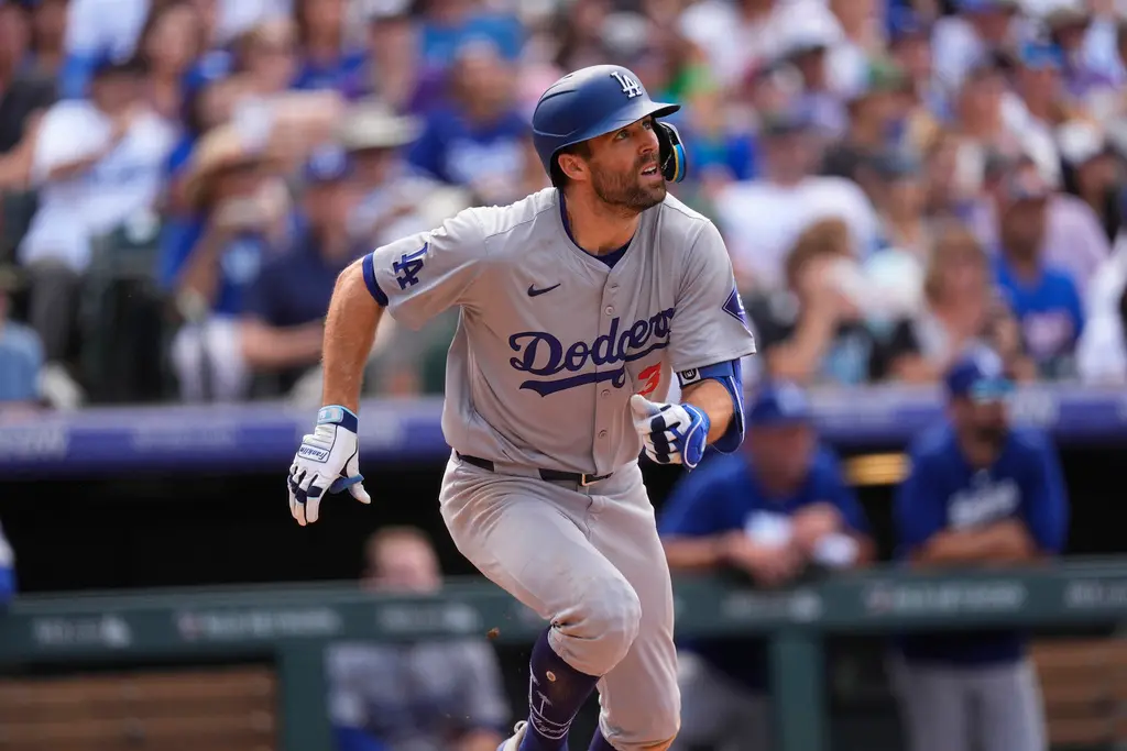 ▲35歲的多功能外野手泰勒（Chris Taylor）在2025年球季中段遭道奇指定讓渡（DFA），轉投洛杉磯天使短暫效力後成為自由球員，休季至今仍在等待報價，生涯走到關鍵十字路口。（圖／達志影像／美聯社）