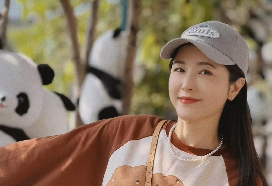 ▲女星曾黎（如圖）憑藉陸劇《星漢燦爛》、《偷偷藏不住》成功捕獲大批粉絲，不過近日卻遭爆料將粉絲送的禮物轉賣到二手交易網站上，對此曾黎工作室也火速發聲明澄清。（圖／微博）