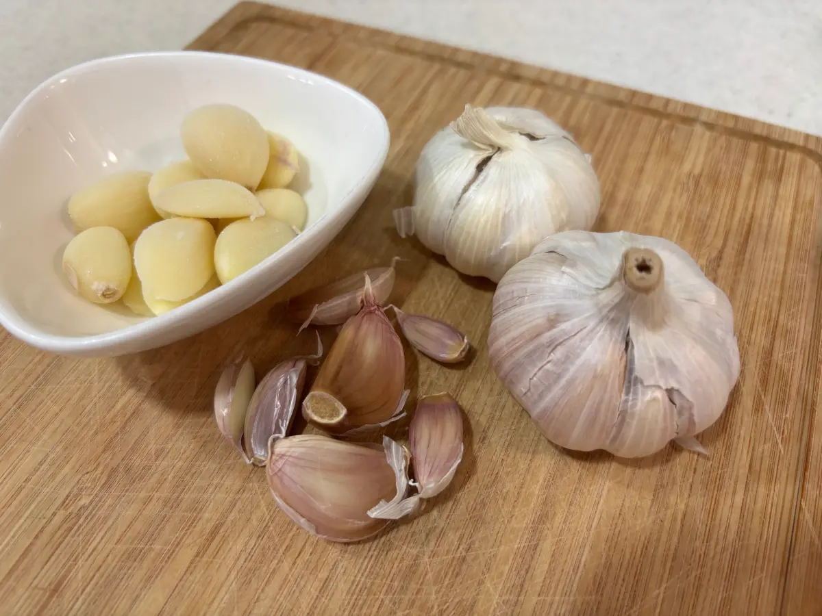 ▲每年3月到4月是台灣蒜頭產季，不過採收下來的蒜頭還要曬乾才能賣，目前市面上仍以進口蒜頭為主力。（圖／記者徐銘穗攝）