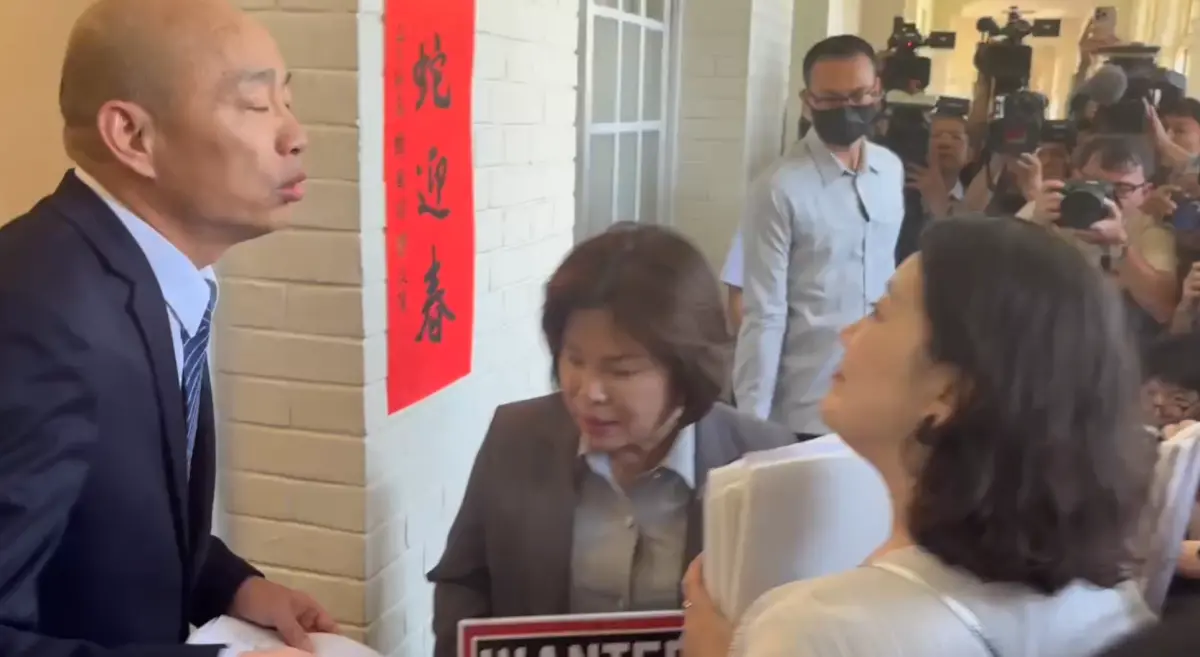 ▲綠委今日終於在立法院堵到將接待外賓的韓國瑜。（圖／記者呂炯昌攝，2025.03.27）