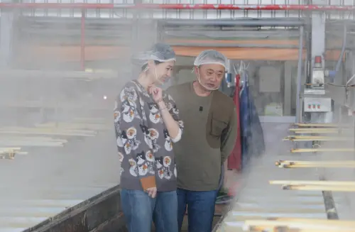 ▲曹雅雯（左）與邰智源在西螺也體驗到製作豆皮的過程。（圖／公視台語台提供）