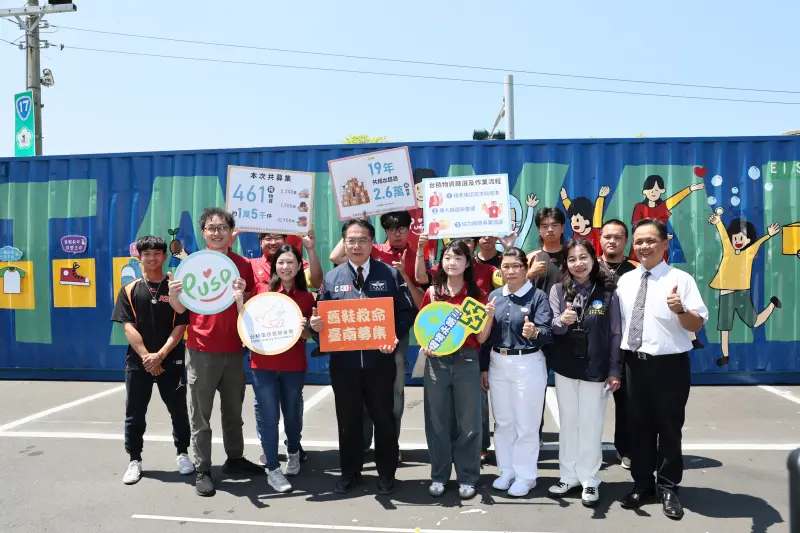 ▲為響應「舊鞋救命」募集活動，台南市長黃偉哲特別到場關心並感謝志工協助整理物資的辛勞。（圖／南市府提供）