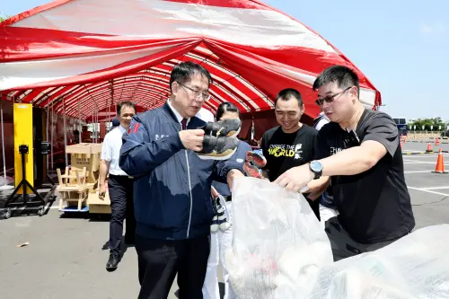 ▲黃偉哲也號召市民朋友一起踴躍捐贈物資或者加入志工行列，並強調未來市府也將持續配合，讓舊鞋救命活動可以不斷延續。（圖／南市府提供）