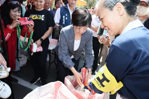 ▲台積電慈善基金會董事長張淑芬也將募集的物資鞋子、衣物與包包送交主辦單位。（圖／南市府提供）