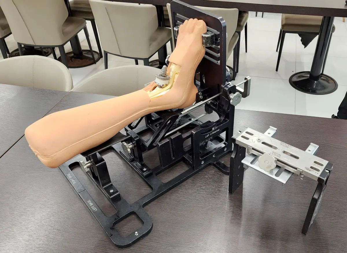 ▲全人工踝關節能夠保留關節活動度，使病人在行走時更加自然，減少對鄰近關節的負擔。（圖／奇美醫院提供）