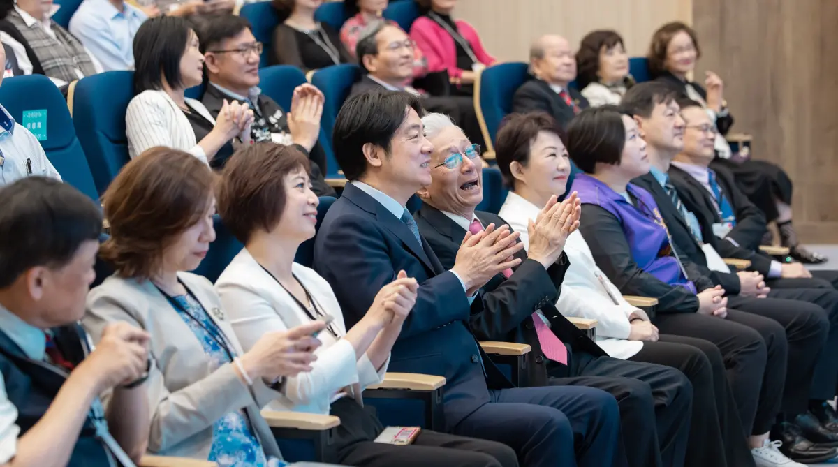 ▲不管是坐著或站著，賴清德和盧秀燕中間始終隔著光田醫院總院長王乃弘，何欣純則是一直在賴清德身旁。（圖／總統府提供，2025.03.27）