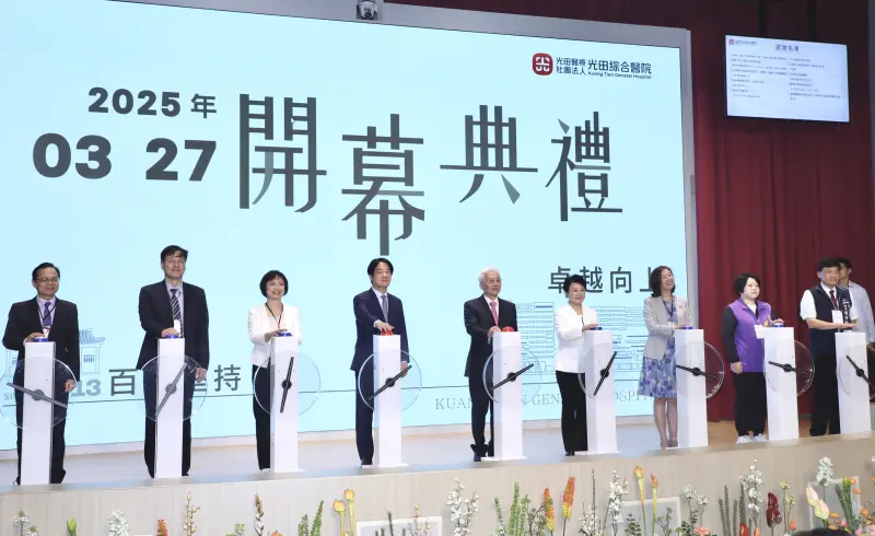 ▲不管是坐著或站著，賴清德和盧秀燕中間始終隔著光田醫院總院長王乃弘，何欣純則是一直在賴清德身旁。（圖／台中市政府提供，2025.03.27）