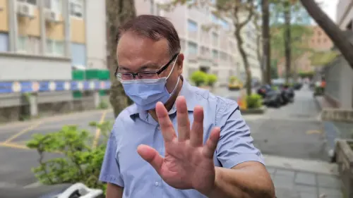 ▲前NCC發言人蕭祈宏招離開法院遭堵訪，頻頻搖手不願回答。（圖／記者劉松霖攝）