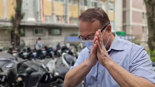 ▲前NCC發言人蕭祈宏比手勢，拜託記者別再問了。（圖／記者劉松霖攝）