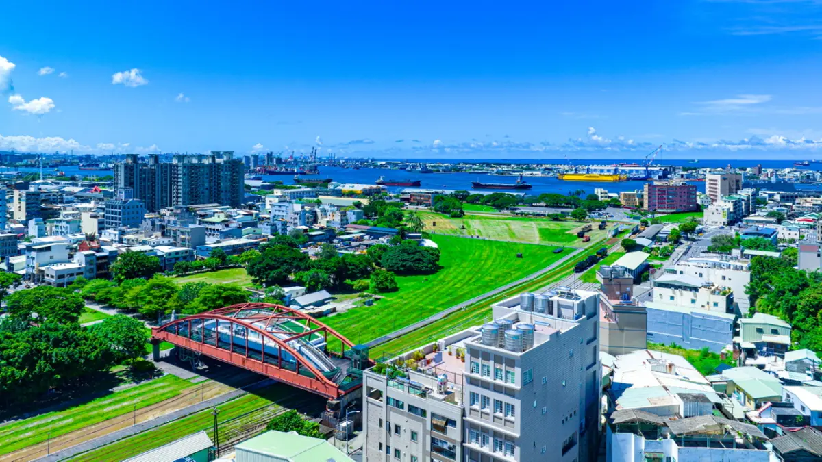 ▲駁二藝術特區周邊建案，強調除坐擁市中心之外，還能擁有山海美景及便捷的雙軌生活。（圖／匯成建設提供）