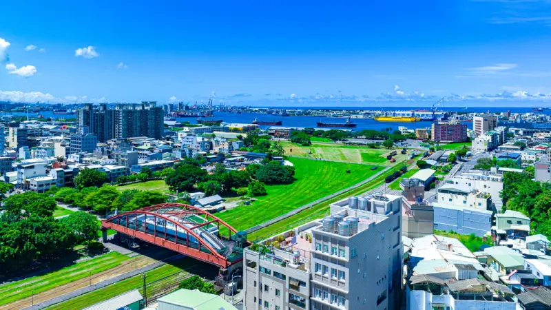 ▲駁二藝術特區周邊建案，強調除坐擁市中心之外，還能擁有山海美景及便捷的雙軌生活。（圖／匯成建設提供）