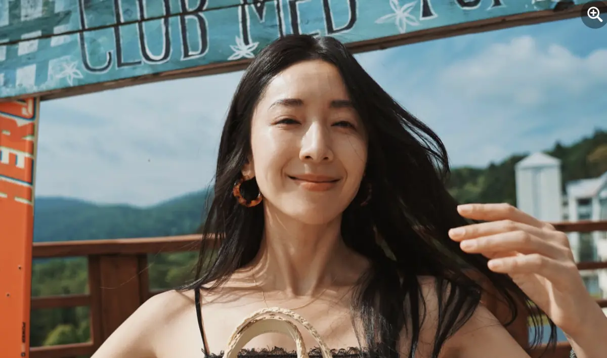 ▲隋棠（如圖）分享家裡餐廳的擺設，花朵、燭台滿滿細節，被粉絲大讚實在太美。（圖／翻攝自隋棠臉書）