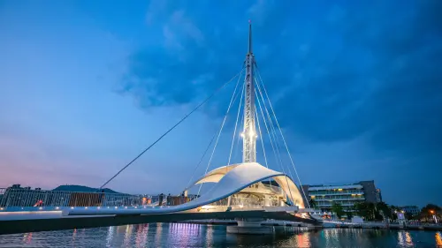 ▲2024年駁二藝術特區吸引了高達近817萬人次,穩居高雄最受歡迎景點寶座。(圖/匯成建設提供) ▲2024年駁二藝術特區吸引了高達近817萬人次,穩居高雄最受歡迎景點寶座。(圖/匯成建設提供)