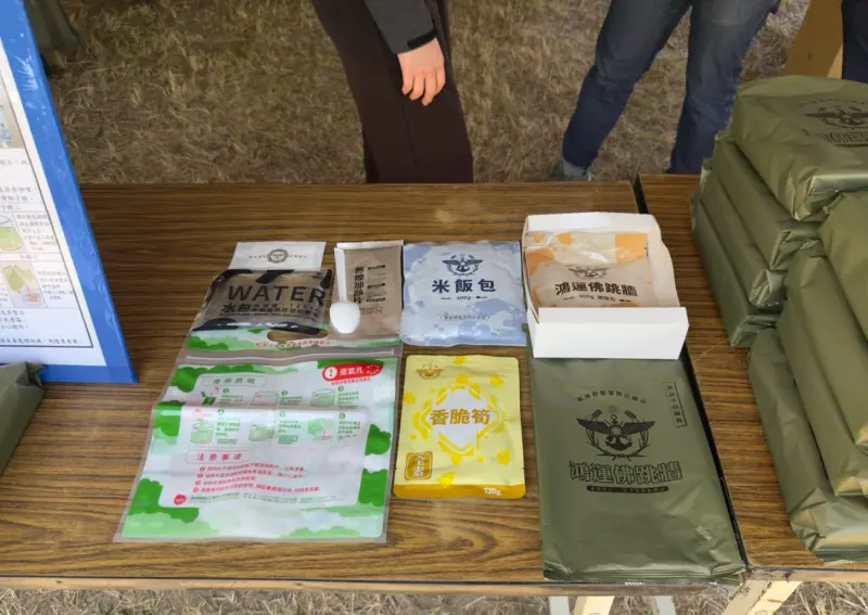 ▲潘孟安視察時，介紹加熱式口糧，指餐盒在不用電情況下，就能加熱食用。（圖／總統府提供）