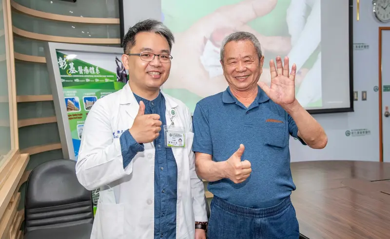▲骨科醫師陳志鎧透過確認不雅綽號，在手術台上與國中時期的校長魏清山相認。（圖／彰化基督教醫院提供，2025.03.27）